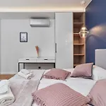 In The Heart Of By Renters Prestige شقة فروتسواف