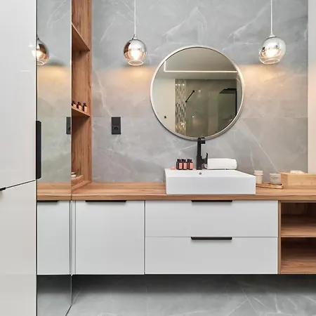 In The Heart Of By Renters Prestige Apartment *